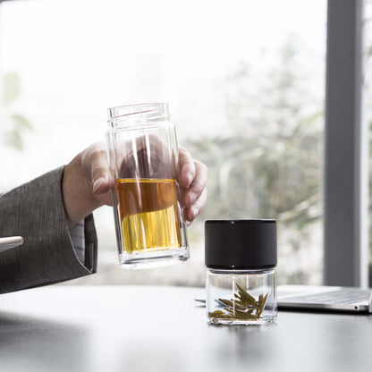 Transparente Teeflasche Nomad Black (238 ml)